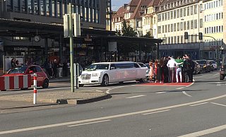 Die Hochzeitsgesellschaft blockierte den Bielefelder Jahnplatz. Der Verkehr staute sich bis zum Willy-Brandt-Platz. - NW Die Hochzeitsgesellschaft blockierte den Bielefelder Jahnplatz. Der Verkehr staute sich bis zum Willy-Brandt-Platz. - NW