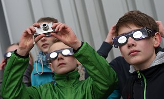Am 29. März 2025 ist die partielle Sonnenfinsternis auch in Ostwestfalen-Lippe zu sehen. - Uwe Zucchi/dpa Am 29. März 2025 ist die partielle Sonnenfinsternis auch in Ostwestfalen-Lippe zu sehen. - Uwe Zucchi/dpa