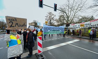 Gut 60 Unterstützer der Klimainitiative Extinction Rebellion protestierten vor dem Landesbetrieb Straßen.nrw gegen den Ausbau von Straßen und blockierten dafür minutenweise die Stapenhorststraße. - Foto: Andreas Zobe/NW Gut 60 Unterstützer der Klimainitiative Extinction Rebellion protestierten vor dem Landesbetrieb Straßen.nrw gegen den Ausbau von Straßen und blockierten dafür minutenweise die Stapenhorststraße. - Foto: Andreas Zobe/NW