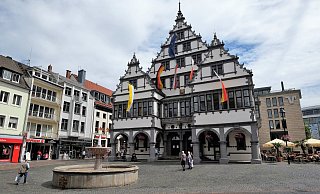 Auch zu Libori 2020 ist das Rathaus in Paderborn mit Fahnen geschmückt. - Hans-Hermann Igges Auch zu Libori 2020 ist das Rathaus in Paderborn mit Fahnen geschmückt. - Hans-Hermann Igges