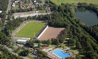 Auch in der Luftaufnahme des Hermann-Löns-Stadions sind die vier Betonpfeiler der ehemaligen Flutlichtanlage gut zu erkennen. - (Archivbild) Gerd Vieler Auch in der Luftaufnahme des Hermann-Löns-Stadions sind die vier Betonpfeiler der ehemaligen Flutlichtanlage gut zu erkennen. - (Archivbild) Gerd Vieler