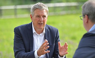 Im Stadtpark stand Bürgermeister Henning Schulz Rede und Antwort beim NW-Sommerinterview. - Jens Dünhölter Im Stadtpark stand Bürgermeister Henning Schulz Rede und Antwort beim NW-Sommerinterview. - Jens Dünhölter