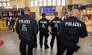 Am Bielefelder Hauptbahnhof kann es in der Weihnachtszeit vermehrt zu Personenkontrollen kommen. Es gilt ein Waffenverbot. - Symbolfoto: Wolfgang Rudolf Am Bielefelder Hauptbahnhof kann es in der Weihnachtszeit vermehrt zu Personenkontrollen kommen. Es gilt ein Waffenverbot. - Symbolfoto: Wolfgang Rudolf