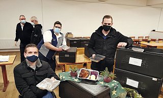 (v.l.) Daniel Windmann und Jens Jöricke von Edeka Windmann mit Daniel Brauner ("Unser Hochstift rückt zusammen") sowie (im Hintergrund) einige freiwillige Helfer. - Lohren (v.l.) Daniel Windmann und Jens Jöricke von Edeka Windmann mit Daniel Brauner ("Unser Hochstift rückt zusammen") sowie (im Hintergrund) einige freiwillige Helfer. - Lohren