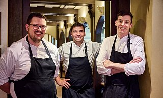 Louis Vartmann (v.l.), Küchenchef Lukas Hoffmann und Jens Plötner sind Teil des Bellini-Teams im Parkhotel Gütersloh. - Viveno Group GmbH Louis Vartmann (v.l.), Küchenchef Lukas Hoffmann und Jens Plötner sind Teil des Bellini-Teams im Parkhotel Gütersloh. - Viveno Group GmbH