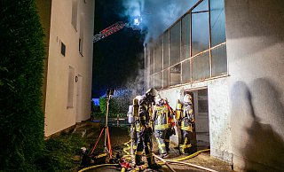 Über einen Durchgang neben der Sparkasse (l.) verschafften sich die Einsatzkräfte Zugang in das Brandgebäude. - Ralph Meyer Über einen Durchgang neben der Sparkasse (l.) verschafften sich die Einsatzkräfte Zugang in das Brandgebäude. - Ralph Meyer