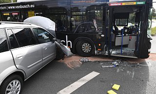 Bus gegen Auto: Die Unfallstelle am Heinz-Nixdorf-Ring muste für über eine Stunde gesperrt werden. - Marc Köppelmann Bus gegen Auto: Die Unfallstelle am Heinz-Nixdorf-Ring muste für über eine Stunde gesperrt werden. - Marc Köppelmann