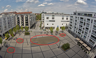 Anwohner wundern sich über bräunliche Flächen mit komischer Konsistenz auf dem Neumarkt. - Oliver Krato Anwohner wundern sich über bräunliche Flächen mit komischer Konsistenz auf dem Neumarkt. - Oliver Krato