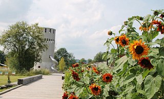 Geschichtsinteressierte und Familien kommen im Archäologiepark mit dem Spielplatz samt Kletterturm auf ihre Kosten. - Huxarium Geschichtsinteressierte und Familien kommen im Archäologiepark mit dem Spielplatz samt Kletterturm auf ihre Kosten. - Huxarium