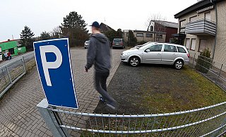 Auf diesem Parkplatz amSchelpmilserWeg soll der tödliche Schuss abgegeben worden sein. Rechts befindet sich die Niederlassung desEntsorgungsunternehmensLobbe(Edelhoff),früherSpilker,imHintergrunddieFußballhalle "Soccer1" - FOTO: ANDREAS ZOBE Auf diesem Parkplatz amSchelpmilserWeg soll der tödliche Schuss abgegeben worden sein. Rechts befindet sich die Niederlassung desEntsorgungsunternehmensLobbe(Edelhoff),früherSpilker,imHintergrunddieFußballhalle "Soccer1" - FOTO: ANDREAS ZOBE