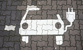 Mit dem Ziel der Ampel-Koalition von 15 Millionen Elektroautos bis 2030 wird das Klimaziel im Verkehr nach einer Studie verpasst. - Foto: Julian Stratenschulte/dpa Mit dem Ziel der Ampel-Koalition von 15 Millionen Elektroautos bis 2030 wird das Klimaziel im Verkehr nach einer Studie verpasst. - Foto: Julian Stratenschulte/dpa