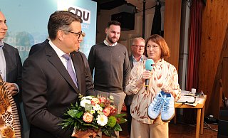 Oliver Vogt aus Espelkamp ist Kandidat der CDU Minden-Lübbecke für die Bundestagswahl. Nach der Wahl gratulierte ihm auch die CDU-Landtagsabgeordnete Bianca Winkelmann und überreichte ihm Laufschuhe für den Wahlkampf. - Joern Spreen-Ledebur Oliver Vogt aus Espelkamp ist Kandidat der CDU Minden-Lübbecke für die Bundestagswahl. Nach der Wahl gratulierte ihm auch die CDU-Landtagsabgeordnete Bianca Winkelmann und überreichte ihm Laufschuhe für den Wahlkampf. - Joern Spreen-Ledebur