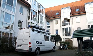 Die Bielefelder "Mordkommission Bremer" ermittelt auch vier Tage nach Auffinden der Toten noch am Tatort. - Jens Reichenbach Die Bielefelder "Mordkommission Bremer" ermittelt auch vier Tage nach Auffinden der Toten noch am Tatort. - Jens Reichenbach