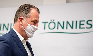 Das Deutsche Tierschutzbüro begründet seine Entscheidung damit, dass kaum ein anderes Unternehmen so sehr von der Massentierhaltung profitiert, wie der Schlachtgigant. - picture alliance/dpa Das Deutsche Tierschutzbüro begründet seine Entscheidung damit, dass kaum ein anderes Unternehmen so sehr von der Massentierhaltung profitiert, wie der Schlachtgigant. - picture alliance/dpa