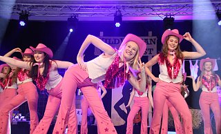 Barbies - oder doch nicht? Steinheims Tanzformation "Take Drive" wirbt für Frauenpower. - Madita Schellenberg Barbies - oder doch nicht? Steinheims Tanzformation "Take Drive" wirbt für Frauenpower. - Madita Schellenberg