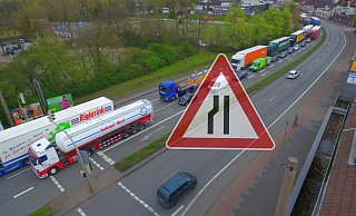 Die Mindener Straße soll auf dem Abschnitt östlich der Eidinghausener Straße von vier auf zwei Fahrspuren verengt werden. - Jens Reddeker/Montage: Thorsten Gödecker Die Mindener Straße soll auf dem Abschnitt östlich der Eidinghausener Straße von vier auf zwei Fahrspuren verengt werden. - Jens Reddeker/Montage: Thorsten Gödecker