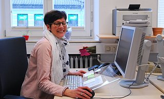 Nadine Lange war zunächst im Bürgerbüro tätig, bevor sie sich zur Standesbeamtin fortbildete. Die Arbeit am Computer nimmt einen großen Teil ihrer Zeit in Anspruch. - Gunter Held Nadine Lange war zunächst im Bürgerbüro tätig, bevor sie sich zur Standesbeamtin fortbildete. Die Arbeit am Computer nimmt einen großen Teil ihrer Zeit in Anspruch. - Gunter Held