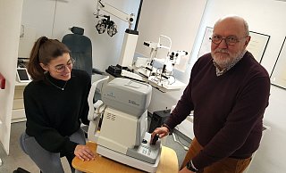 Die Warburger Optikermeisterin Selina Knipping und Reinhard Becker schicken das aussortierte Computersehtest-Gerät ins afrikanische Land Uganda. - Dieter Scholz Die Warburger Optikermeisterin Selina Knipping und Reinhard Becker schicken das aussortierte Computersehtest-Gerät ins afrikanische Land Uganda. - Dieter Scholz
