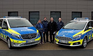 Zwischen den neuen Fahrzeugmodellen: Karin Hanewinkel-Hoppe (Direktionsleiterin Zentrale Aufgaben, v.l.), Christian Brenski (Abteilungsleiter Polizei), Friedhelm Spieker (Landrat) und Klaus Spieker (Leiter Dezernat ZA3-Technik). - Polizei Höxter Zwischen den neuen Fahrzeugmodellen: Karin Hanewinkel-Hoppe (Direktionsleiterin Zentrale Aufgaben, v.l.), Christian Brenski (Abteilungsleiter Polizei), Friedhelm Spieker (Landrat) und Klaus Spieker (Leiter Dezernat ZA3-Technik). - Polizei Höxter
