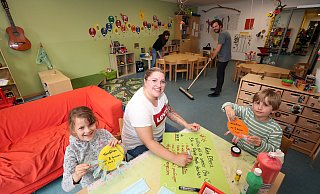 Die „Nestfalken“ bereiten sich voller Vorfreude auf Montag vor. Maike und Mitja (hinten) fegen, Fine (v. l.), die stellvertretene Kitaleiterin Melanie Sauer und Jost gestalten Plakate mit den wichtigsten Regeln. Klammern sollen die Personenanzahl begrenzen. Foto: Wolfgang Rudolf - Wolfgang Rudolf Die „Nestfalken“ bereiten sich voller Vorfreude auf Montag vor. Maike und Mitja (hinten) fegen, Fine (v. l.), die stellvertretene Kitaleiterin Melanie Sauer und Jost gestalten Plakate mit den wichtigsten Regeln. Klammern sollen die Personenanzahl begrenzen. Foto: Wolfgang Rudolf - Wolfgang Rudolf