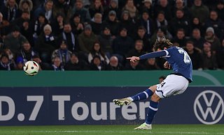 Traumtor aus der Distanz: Christopher Lannert trifft zum 1:0 für Bielefeld. - Friso Gentsch/dpa Traumtor aus der Distanz: Christopher Lannert trifft zum 1:0 für Bielefeld. - Friso Gentsch/dpa
