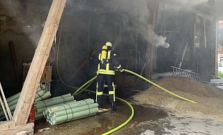 Starke Rauchentwicklung beim Brand einer Getreidetrocknung in Borgentreich-Borgholz. - Feuerwehr Borgentreich Starke Rauchentwicklung beim Brand einer Getreidetrocknung in Borgentreich-Borgholz. - Feuerwehr Borgentreich