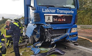 Auf der B55 in Rheda-Wiedenbrück sind Auto und Lastwagen kollidiert. - Andreas Eickhoff Auf der B55 in Rheda-Wiedenbrück sind Auto und Lastwagen kollidiert. - Andreas Eickhoff
