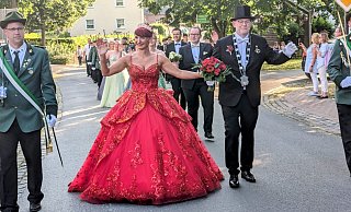 Bäckermeister André Knipping als König und seine Frau Peggy als Königin regieren den Schützenverein Amelunxen. - Burkhard Battran Bäckermeister André Knipping als König und seine Frau Peggy als Königin regieren den Schützenverein Amelunxen. - Burkhard Battran