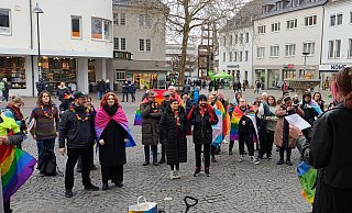 Die queere Gemeinschaft macht ihre Positionen auf dem Rathausplatz deutlich. - Aidshilfe Die queere Gemeinschaft macht ihre Positionen auf dem Rathausplatz deutlich. - Aidshilfe