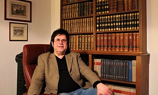 Seit fast 40 Jahren ist Michael Pavlicic als Heimatforscher und Ehrenämtler in und um Schloß Neuhaus im Dienst. - Moritz Jülich Seit fast 40 Jahren ist Michael Pavlicic als Heimatforscher und Ehrenämtler in und um Schloß Neuhaus im Dienst. - Moritz Jülich