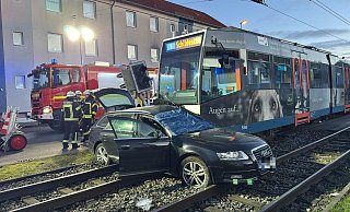 Der Audi wurde bei dem Aufprall so stark beschädigt, dass die Feuerwehr dessen Fahrer aus dem Wagen befreien musste. - Paul Brinkmann Der Audi wurde bei dem Aufprall so stark beschädigt, dass die Feuerwehr dessen Fahrer aus dem Wagen befreien musste. - Paul Brinkmann