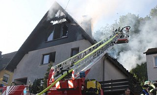 Einen der schwierigsten Einsätze absolvierte der Löschzug Anfang Juli in Herstelle. Hier brannte ein Wohnhaus – eine 65-jährige Frau kam ums Leben. - Manuela Puls Einen der schwierigsten Einsätze absolvierte der Löschzug Anfang Juli in Herstelle. Hier brannte ein Wohnhaus – eine 65-jährige Frau kam ums Leben. - Manuela Puls