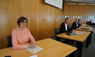 Pressekonferenz des Kreises Herford mit Abstand: (v.l.) Dr. Marie-Luise Kluger (Leiterin des Gesundheitsamtes), Norbert Burmann (Krisenstabsleiter), Land Jürgen Müller. Im Hintergrund: Kreisdirektor Markus Altenhöner. - Christina Römer Pressekonferenz des Kreises Herford mit Abstand: (v.l.) Dr. Marie-Luise Kluger (Leiterin des Gesundheitsamtes), Norbert Burmann (Krisenstabsleiter), Land Jürgen Müller. Im Hintergrund: Kreisdirektor Markus Altenhöner. - Christina Römer
