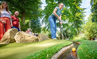 Zoe spielt den Golfball, beobachtet von Lena und Jan, in den Bachlauf, der den Ball in Richtung Loch trägt. Foto: Mike-Dennis Müller - Mike-Dennis Müller Zoe spielt den Golfball, beobachtet von Lena und Jan, in den Bachlauf, der den Ball in Richtung Loch trägt. Foto: Mike-Dennis Müller - Mike-Dennis Müller