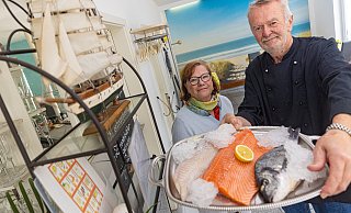 Steffi und Bernd Otto vom gleichnamigen Geschäft mit Ladenlokal präsentieren Dorsch, Lachs und Dorade. - Mike-Dennis Mueller Steffi und Bernd Otto vom gleichnamigen Geschäft mit Ladenlokal präsentieren Dorsch, Lachs und Dorade. - Mike-Dennis Mueller