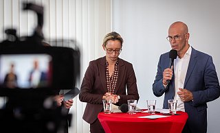 Christiana Bauer von der CDU und Ingo Nürnberger von der SPD beim Stichwahlduell in der Zentrale der Neuen Westfälischen an der Niedernstraße. - Mike-Dennis Müller Christiana Bauer von der CDU und Ingo Nürnberger von der SPD beim Stichwahlduell in der Zentrale der Neuen Westfälischen an der Niedernstraße. - Mike-Dennis Müller