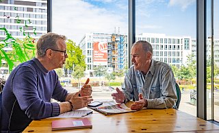 Rentner Hans-Jürgen Brinkmann ist der erste Gast von NW-Redakteur Stefan Brams bei den diesjährigen Sommergesprächen im Grünen Würfel. Im Hintergrund das neue NW-Medienhaus (rechts). - Mike-Dennis Mueller Rentner Hans-Jürgen Brinkmann ist der erste Gast von NW-Redakteur Stefan Brams bei den diesjährigen Sommergesprächen im Grünen Würfel. Im Hintergrund das neue NW-Medienhaus (rechts). - Mike-Dennis Mueller