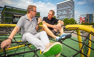 Hoch hinaus: Oben auf der Kletteranlage des Kesselbrinks haben sich Michael Holuch (r.) und NW-Redakteur Stefan Brams zum Sommergespräch niedergelassen - allerdings nur fürs Foto. - Mike-Dennis Müller Hoch hinaus: Oben auf der Kletteranlage des Kesselbrinks haben sich Michael Holuch (r.) und NW-Redakteur Stefan Brams zum Sommergespräch niedergelassen - allerdings nur fürs Foto. - Mike-Dennis Müller
