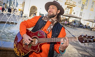 Chris Mitchell ist auch gerne als Straßenmusiker unterwegs. Warum er 25 Euro zahlen soll, wenn er mit Gitarre auftritt, kann er nicht nachvollziehen. - Mike-Dennis MŸller / www.mdm.photo Chris Mitchell ist auch gerne als Straßenmusiker unterwegs. Warum er 25 Euro zahlen soll, wenn er mit Gitarre auftritt, kann er nicht nachvollziehen. - Mike-Dennis MŸller / www.mdm.photo