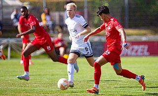 Taha Ajdar Moulla (am Ball) glich für den VfL Theesen gegen Ostingen zum zwischenzeitlichen 1:1 aus. - Mueller Taha Ajdar Moulla (am Ball) glich für den VfL Theesen gegen Ostingen zum zwischenzeitlichen 1:1 aus. - Mueller