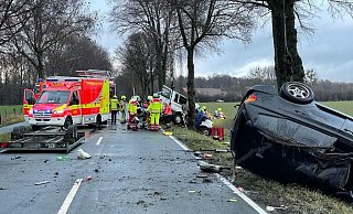 Der Kleintransporter als Zugmaschine des Gespanns geriet ins Schleudern und prallte gegen einen Baum am rechten Straßenrand. - Ralph Meyer Der Kleintransporter als Zugmaschine des Gespanns geriet ins Schleudern und prallte gegen einen Baum am rechten Straßenrand. - Ralph Meyer