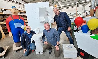 Ohne Spaß geht's nicht: Frank Janßen (v. l.), Matthias Walbaum und Klaus Ovenhausen haben mit einem ganzen Team voller kreativer Jecken eine ganz spezielle Deko für Steinheims Verkehrsinsel in der Hospitalstraße geschaffen. - Madita Schellenberg Ohne Spaß geht's nicht: Frank Janßen (v. l.), Matthias Walbaum und Klaus Ovenhausen haben mit einem ganzen Team voller kreativer Jecken eine ganz spezielle Deko für Steinheims Verkehrsinsel in der Hospitalstraße geschaffen. - Madita Schellenberg