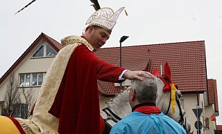 Der Apotheker-Prinz Christian I. (Hartmann) heilt Bürgermeister Werner Peitz per Handauflegen. - Regina Brucksch Der Apotheker-Prinz Christian I. (Hartmann) heilt Bürgermeister Werner Peitz per Handauflegen. - Regina Brucksch