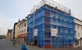 Komplett eingerüstet: In dem Eckgebäude am Bogen wird fleißig gearbeitet. Im Erdgeschoss war einst die "Gerichtsklause" untergebracht. - Birger Berbüsse Komplett eingerüstet: In dem Eckgebäude am Bogen wird fleißig gearbeitet. Im Erdgeschoss war einst die "Gerichtsklause" untergebracht. - Birger Berbüsse
