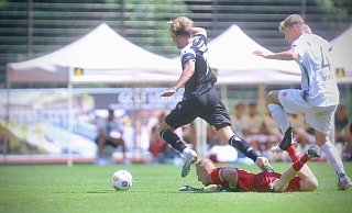 Arminia Bielefels Nicklas Shipnoski (l.) wird vom Pauli-Keeper Sascha Burchert von den Beinen geholt. Den fälligen Strafstoß vergibt der Armine. - Sarah Jonek Arminia Bielefels Nicklas Shipnoski (l.) wird vom Pauli-Keeper Sascha Burchert von den Beinen geholt. Den fälligen Strafstoß vergibt der Armine. - Sarah Jonek