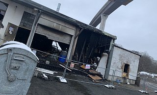 Große Teile der Produktion der Treppenbaufirma wurden ein Raub der Flammen. Rechts ist in luftiger Höhe der Brückenneubau der B 480n zu sehen. - Jens Reddeker Große Teile der Produktion der Treppenbaufirma wurden ein Raub der Flammen. Rechts ist in luftiger Höhe der Brückenneubau der B 480n zu sehen. - Jens Reddeker