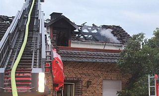Bild vom Montag: Das Dach des Wohnhauses wurde vom Feuer zerstört. - Polizei Höxter Bild vom Montag: Das Dach des Wohnhauses wurde vom Feuer zerstört. - Polizei Höxter