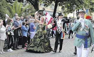 Das Königspaar Catharina Micus und Andreas Hirt zieht durch die Höxteraner Innenstadt. Die beiden regierten vor fünf Jahren - von 2014 bis 2016 - in Höxter. - Manuela Puls Das Königspaar Catharina Micus und Andreas Hirt zieht durch die Höxteraner Innenstadt. Die beiden regierten vor fünf Jahren - von 2014 bis 2016 - in Höxter. - Manuela Puls