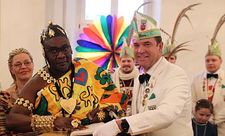 König Nana Adutwum Barimah aus Ghana (l.) trägt sich ins goldene Buch der Stadt Steinheim ein. Neben ihm: Steinheims Bürgermeister Carsten Torke. - Sebastian Beeg König Nana Adutwum Barimah aus Ghana (l.) trägt sich ins goldene Buch der Stadt Steinheim ein. Neben ihm: Steinheims Bürgermeister Carsten Torke. - Sebastian Beeg
