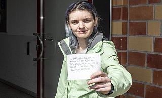 Ein Stein übernahm über Wochen hinweg die Arbeit der digitalen Türöffnungsanlage: Luna Hoffmann informiert über einen Zettel ihre Nachbarn, dass der Stein in der Tür bleiben muss, da sie sonst ihr Haus in Bielefeld nicht betreten kann. - Jörg Dieckmann Ein Stein übernahm über Wochen hinweg die Arbeit der digitalen Türöffnungsanlage: Luna Hoffmann informiert über einen Zettel ihre Nachbarn, dass der Stein in der Tür bleiben muss, da sie sonst ihr Haus in Bielefeld nicht betreten kann. - Jörg Dieckmann